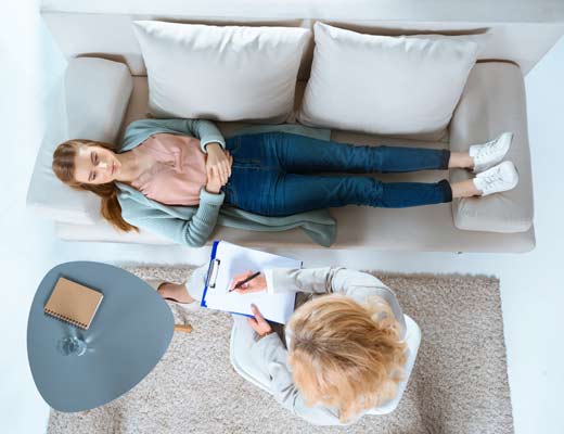 Frau in Einzeltherapie bei Hypnotiseurin