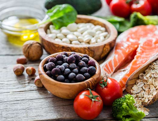 Gemüse, Fisch und Nüsse für eine gesunde Ernährung